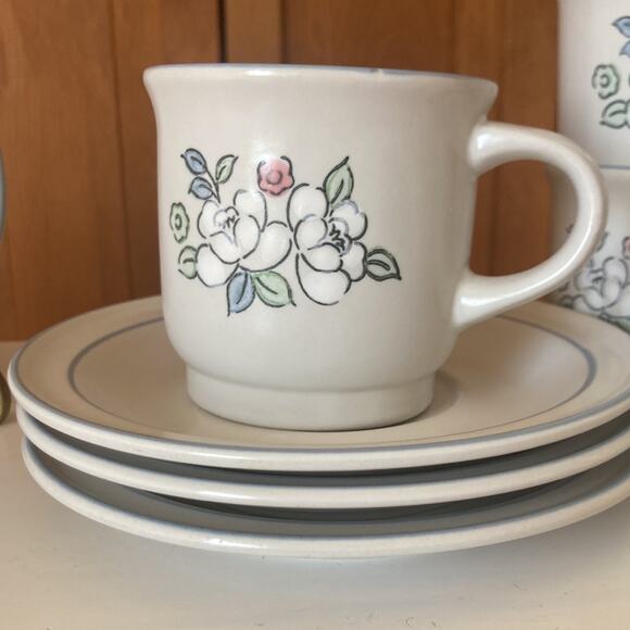 Vintage Chantilly Fleur de Lune Cups & Saucers, Service for 4 - Picture 3 of 13